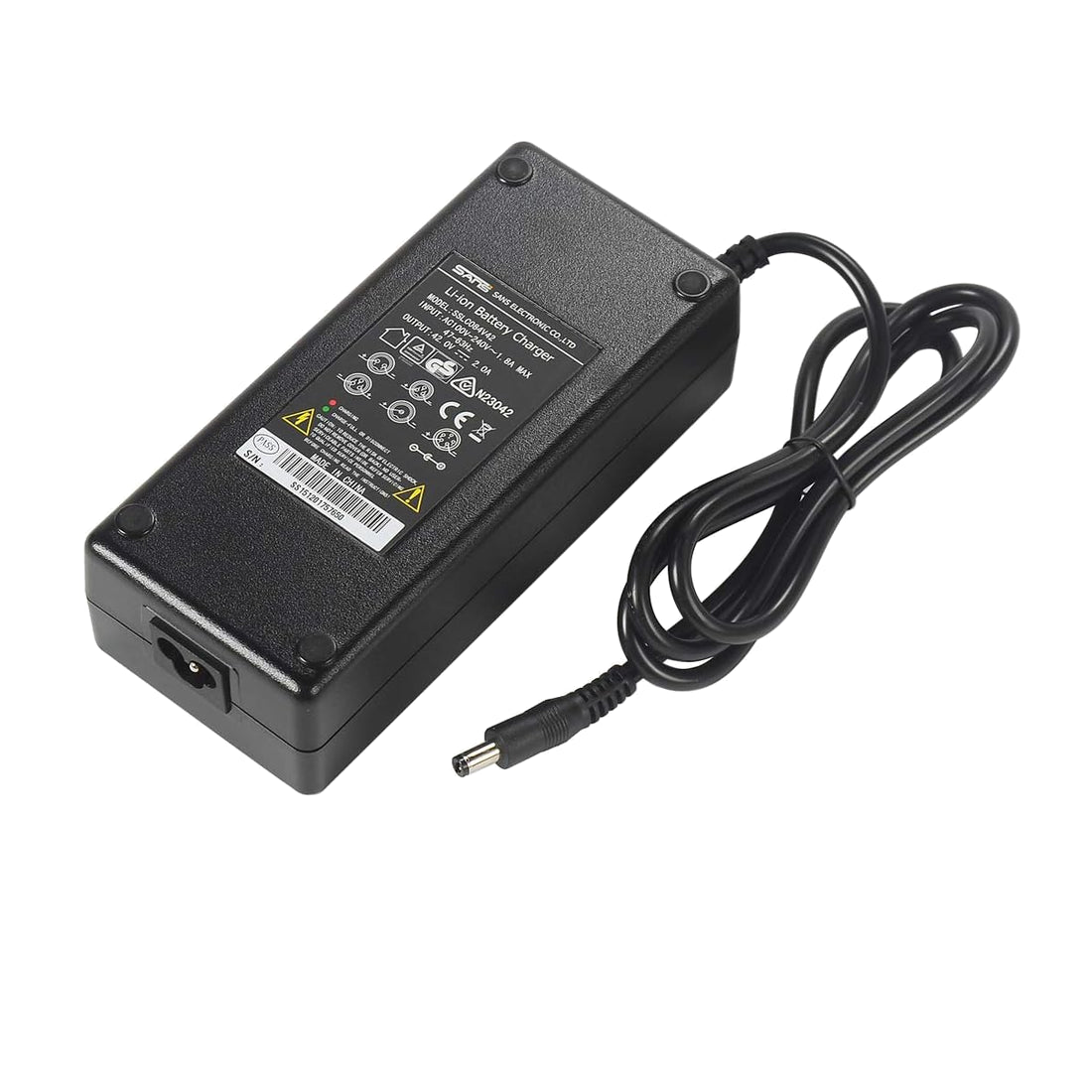 SANS Ladegerät 36V 2A, DC 5.5/2.1 mm auf reinweißem Hintergrund