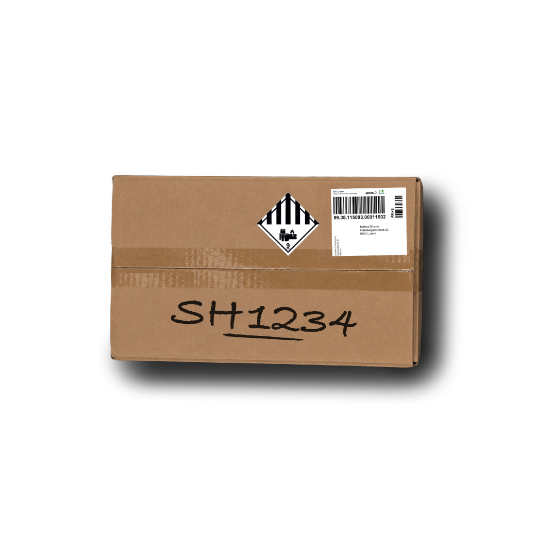 Versandfertiges Paket mit Versandlabel, aufgeschriebener Auftragsnummer SH1234 und Gefahrgut-Aufkleber für Lithium-Akkus