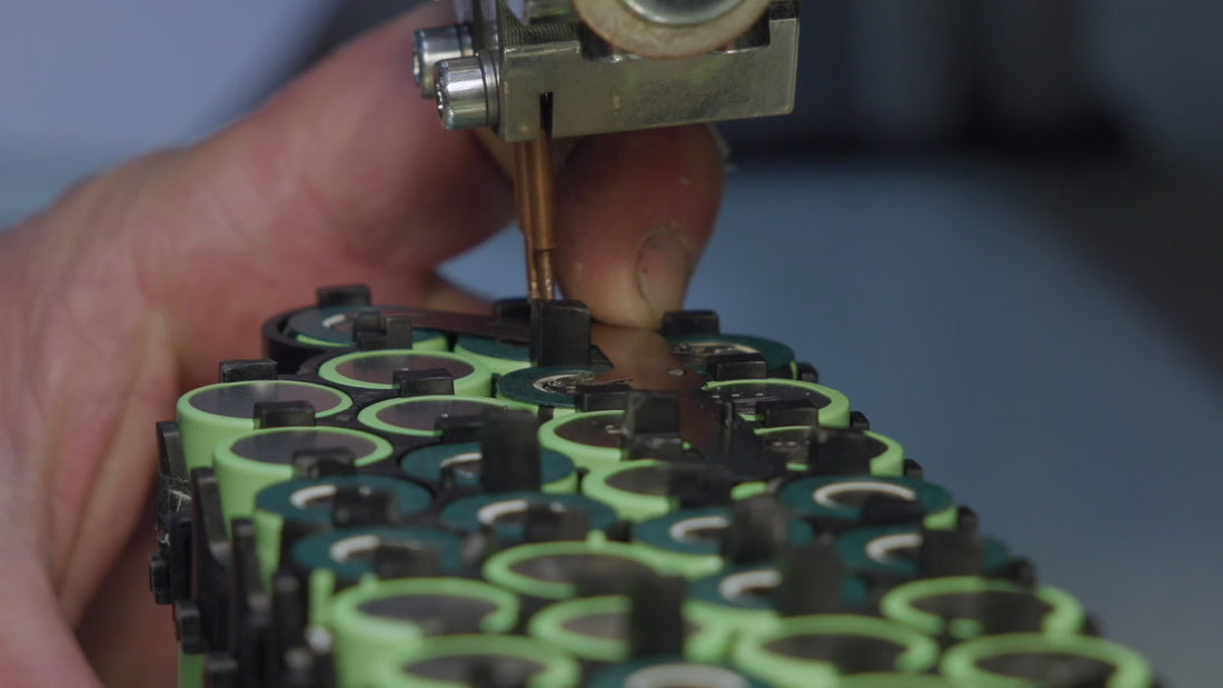 Video laden: Einblick in die upVolt-Werkstatt in Basel: Reparatur von E-Bike-Akkus und Bau von Second-Life-Energiespeichern.