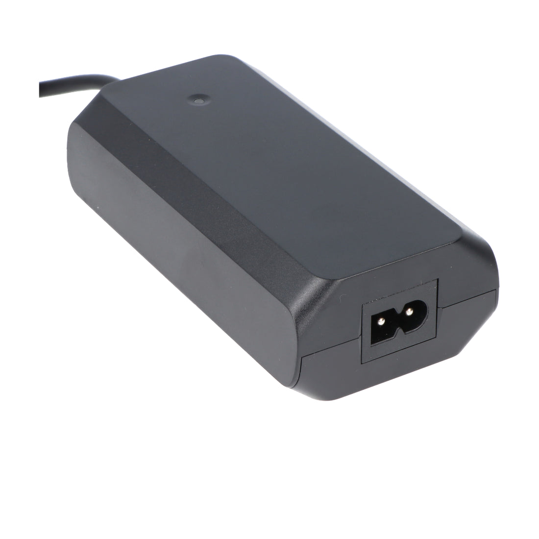 ST Chargers Ladegerät 48V 2A, XLR-Stecker auf reinweißem Hintergrund