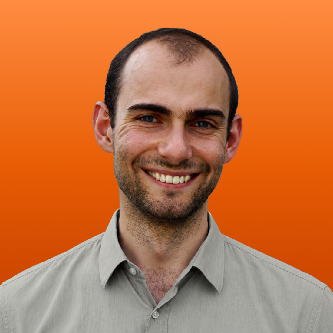 upVolt-Gründer Lysander Parodi, lächelnd vor orangem Hintergrund.