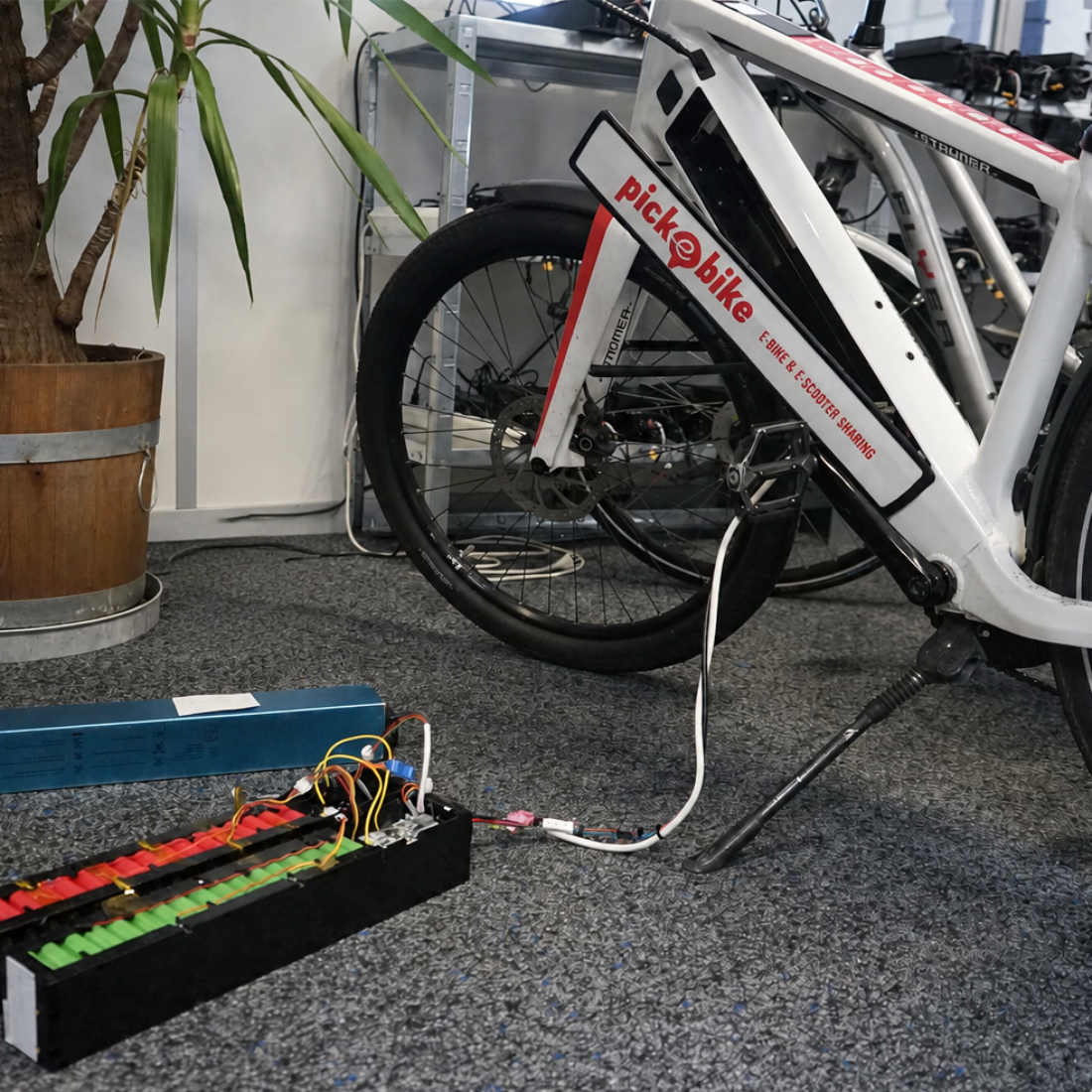 upVolt diagnostiziert den geöffneten Stromer Akku eines Pick-e-Bike-Sharing-E-Bikes in der Werkstatt in Basel