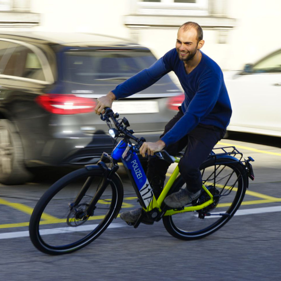 upVolt-Gründer Lysander Parodi bei der Probefahrt nach der Reparatur auf einem E-Bike der Polizei Basel-Stadt vor der Werkstatt