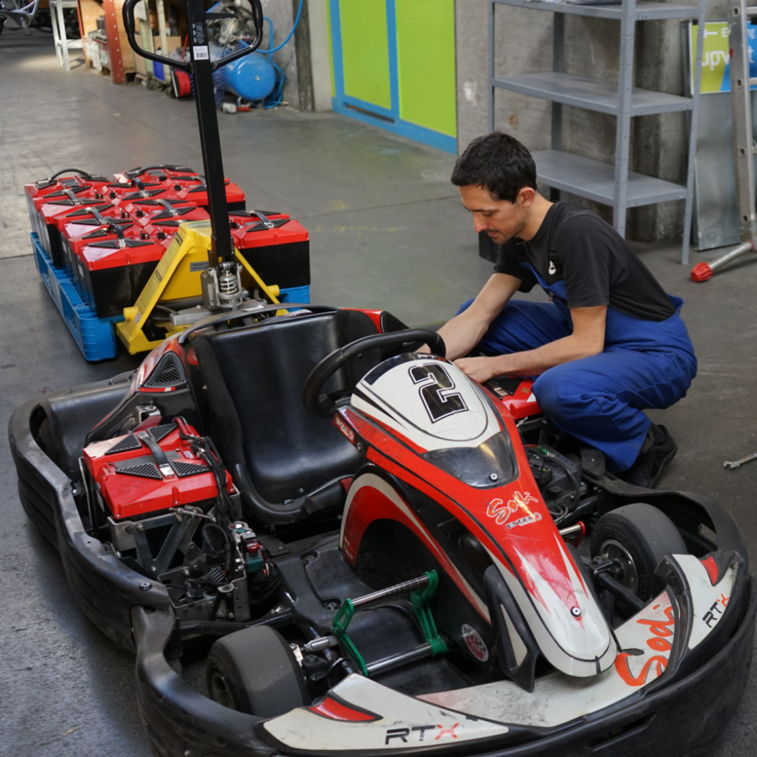 upVolt Gründer Lukas Oppler repariert den Antriebsakku eines elektrischen Rennkarts in der Werkstatt in Basel