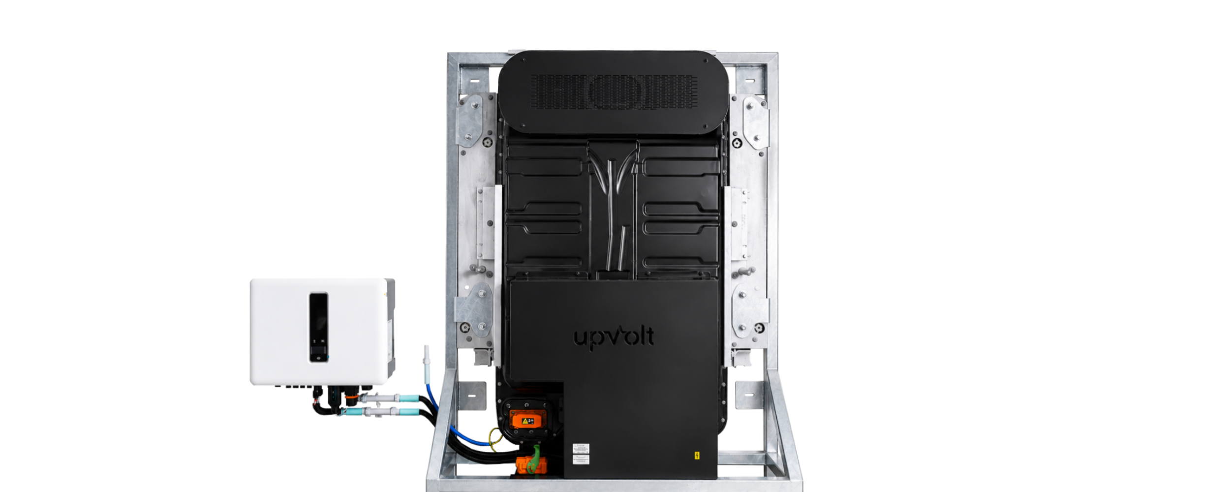 upVolt Second-Life-Energiespeicher für innen: schwarzes Batteriemodul im verzinkten Stahlrahmen mit upVolt-Logo, verbunden mit einem weissen Wechselrichter.
