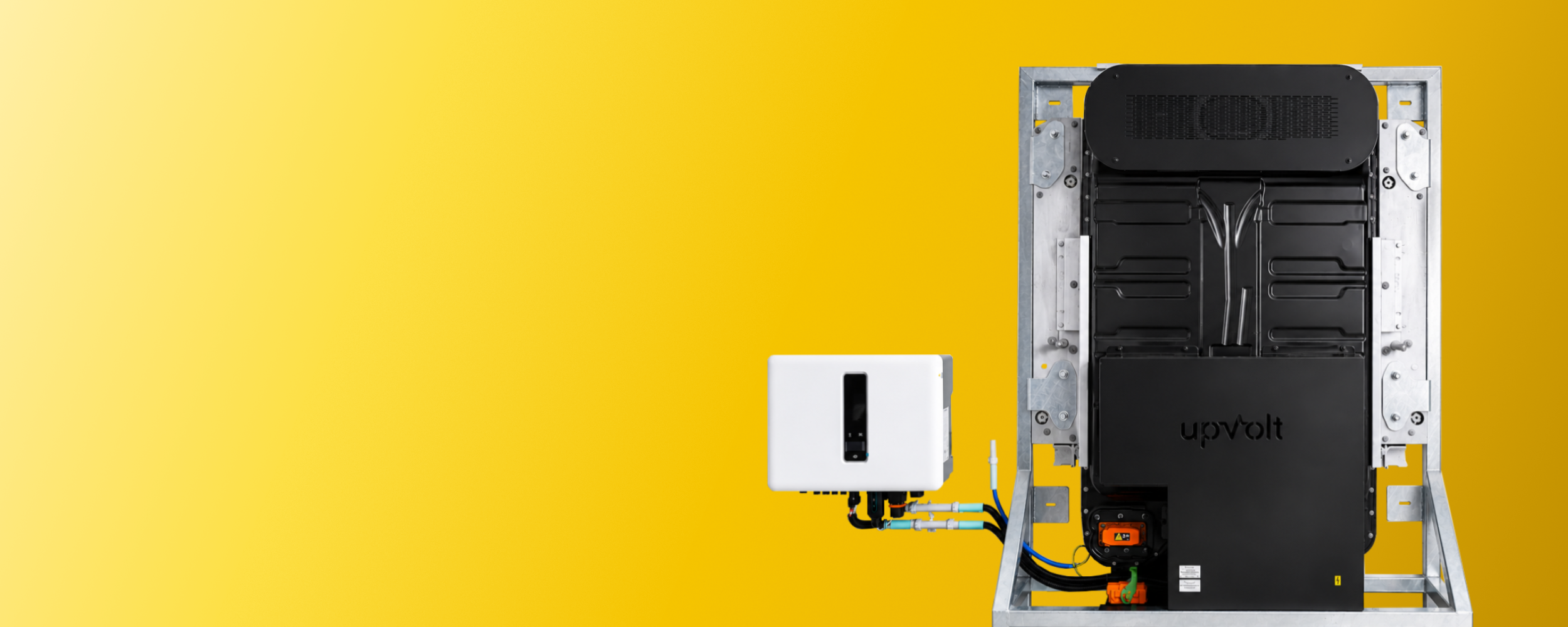 upVolt Second-Life-Energiespeicher für innen: schwarzes Batteriemodul im verzinkten Stahlrahmen mit upVolt-Logo, verbunden mit einem weissen Wechselrichter, vor gelbem Hintergrund.