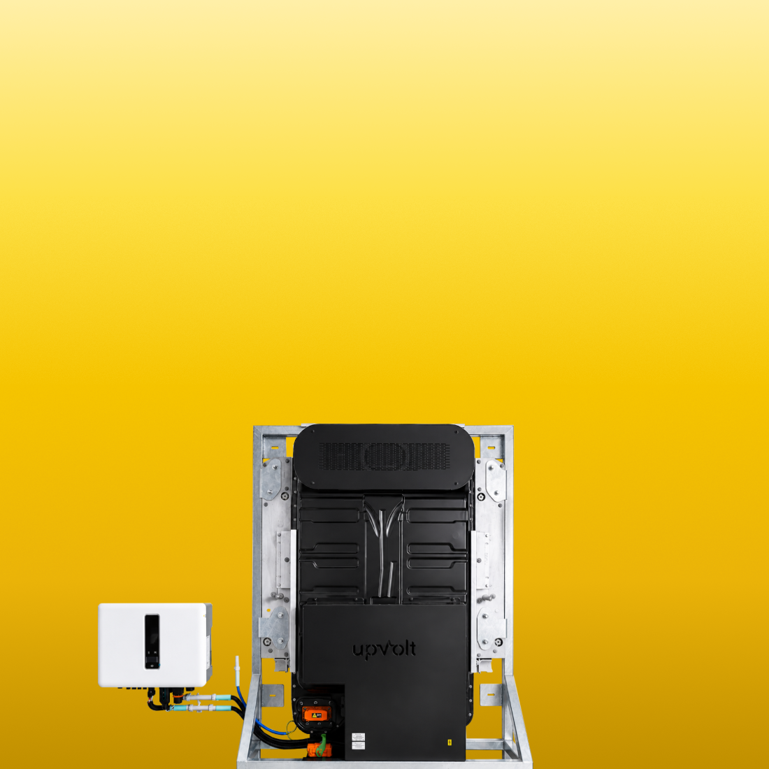 upVolt Second-Life-Energiespeicher für innen: schwarzes Batteriemodul im verzinkten Stahlrahmen mit upVolt-Logo, verbunden mit einem weissen Wechselrichter, vor gelbem Hintergrund.