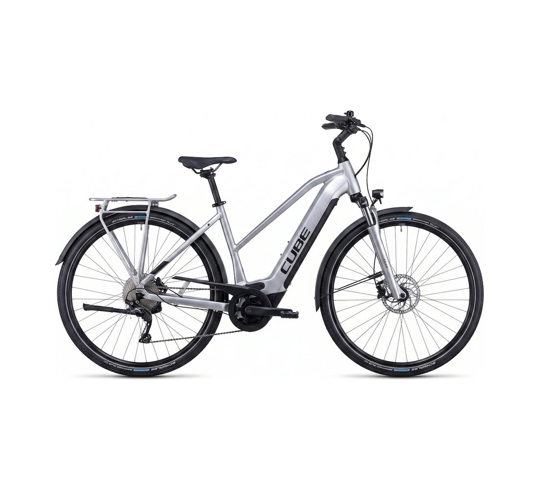 Cube Khatmandu Hybrid SLX-E-Bike in Silber, Tiefeinsteiger mit Gepäckträger und Schutzblechen, 25 km/h – Seitenansicht