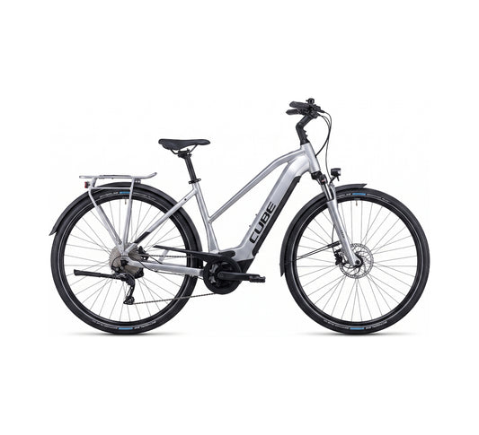 Cube Khatmandu Hybrid SLX-E-Bike in Silber, Tiefeinsteiger mit Gepäckträger und Schutzblechen, 25 km/h – Seitenansicht