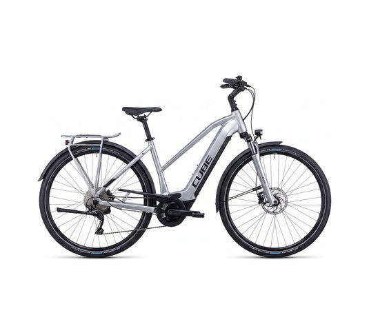 Cube Khatmandu Hybrid SLX-E-Bike in Silber, Tiefeinsteiger mit Gepäckträger und Schutzblechen, 25 km/h – Seitenansicht
