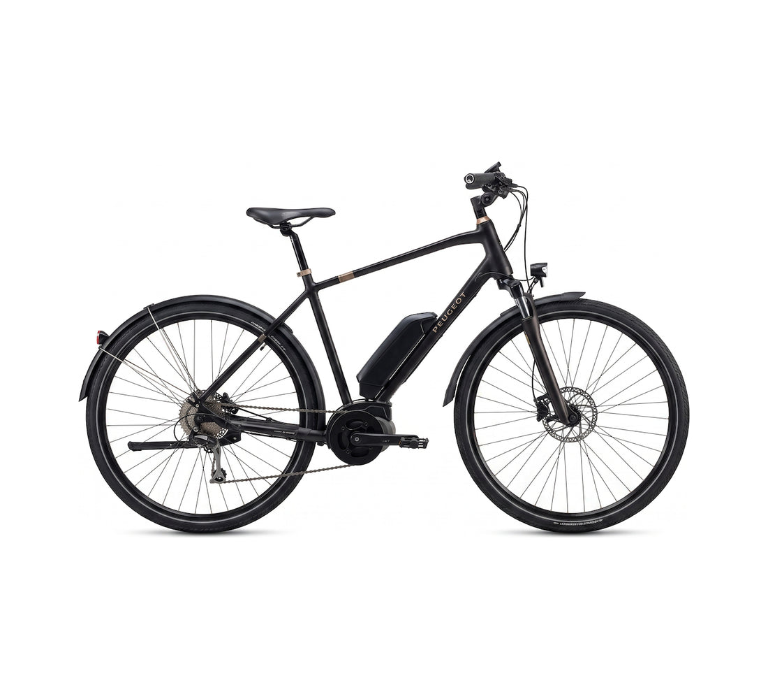 Peugeot eT01 D8 Trekking-E-Bike in Schwarz, Diamantrahmen mit Schutzblechen, 25 km/h – Seitenansicht