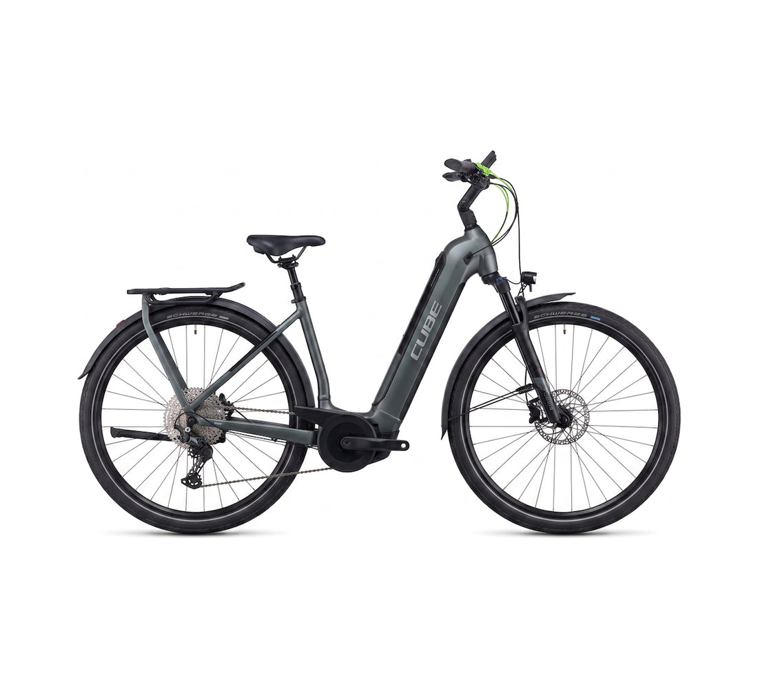 Cube Kathmandu Hybrid Pro Trekking-E-Bike in Grau, Tiefeinsteiger mit Gepäckträger, 25 km/h – Seitenansicht