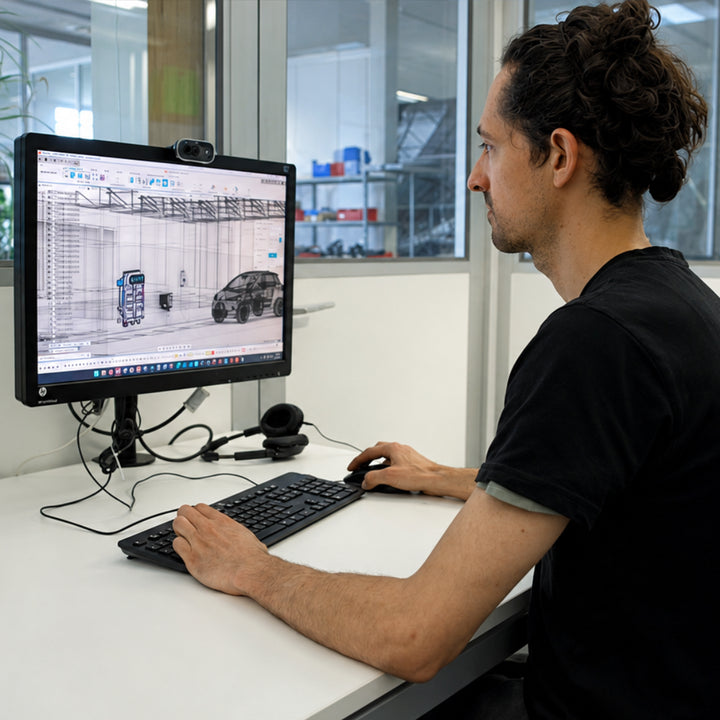 upVolt-Mitgründer Lukas Oppler plant am Computer ein Second-Life-Speicherprojekt in einer CAD-Software.
