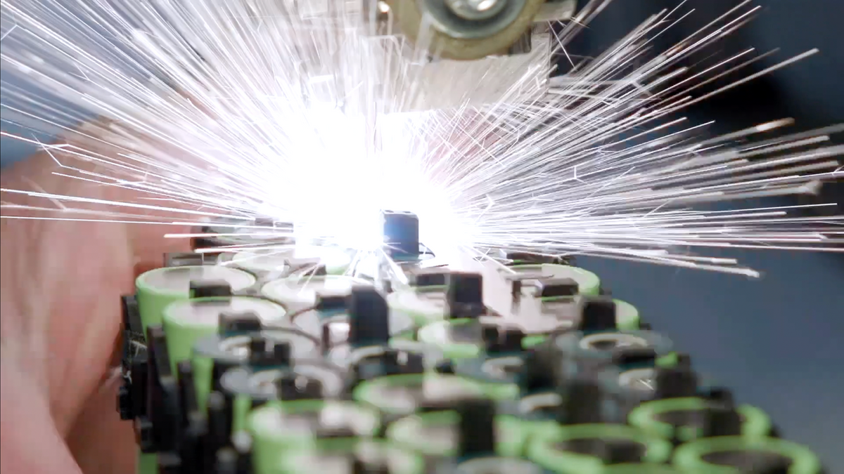 Video laden: Einblick in die upVolt-Werkstatt in Basel: Reparatur von E-Bike-Akkus und Bau von Second-Life-Energiespeichern.