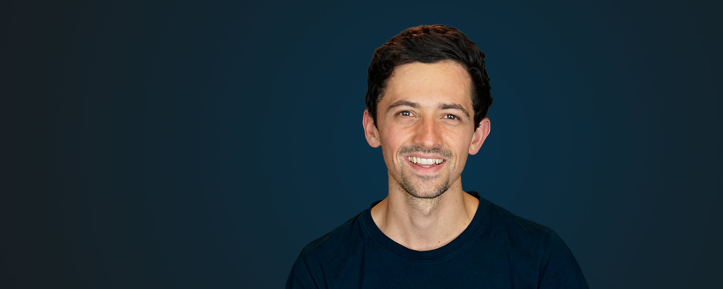Lukas, Co-Founder und Akku-Spezialist bei UpVolt Basel, lächelt in die Kamera