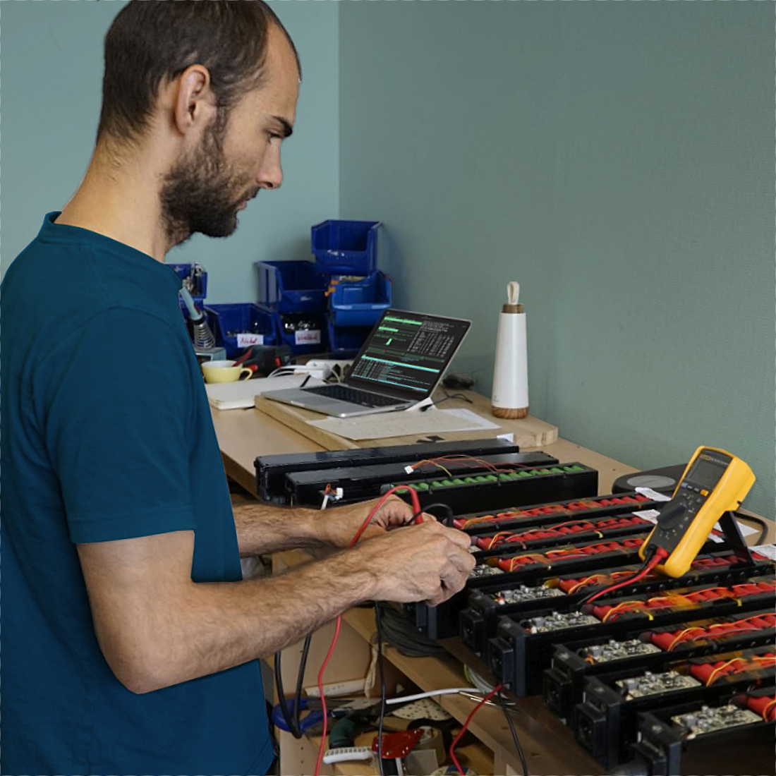 E-Bike-Akku-Reparatur in der UpVolt Werkstatt Basel: Lysander Parodi Delfino prüft Stromer-Akkus mit dem Multimeter